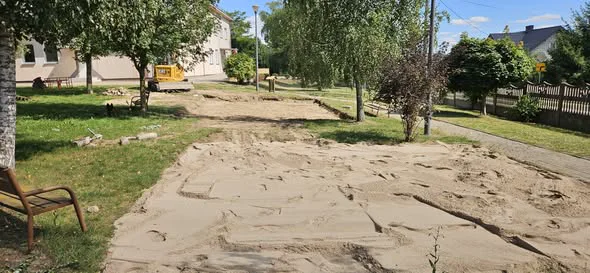 Przygotowane powierzchnie terenu z częściowo rozprowadzonym piaskiem