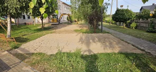 Piasek rozprowadzony na przygotowanych powierzchniach przy placu zabaw